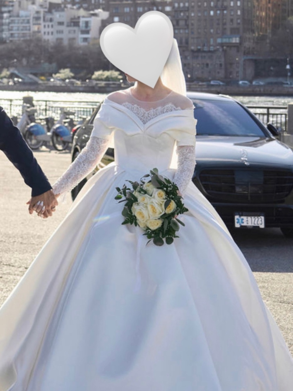 Elegant Off-Shoulder Ball Gown Wedding Dress in Ivory